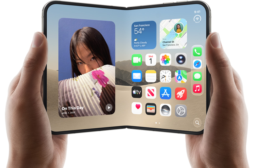 Большой внутренний экран iPhone Duo в руках